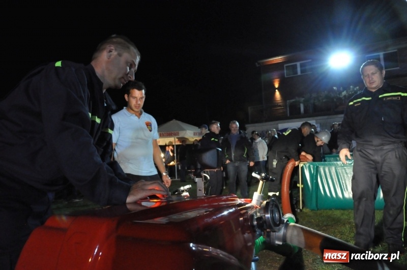 Zdjęcie w galerii na portalu naszraciborz.pl: Strażacki mercedes z silnikiem BMW na nocnych zawodach w Brzeziu  wiadomości z regionu