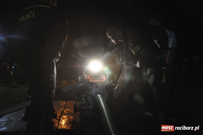 Zdjęcie w galerii na portalu naszraciborz.pl: Strażacki mercedes z silnikiem BMW na nocnych zawodach w Brzeziu  wiadomości z regionu