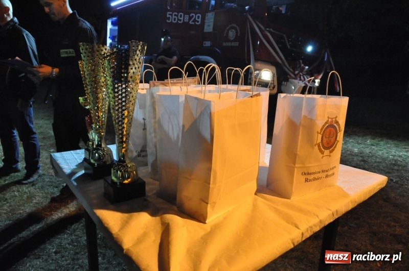 Zdjęcie w galerii na portalu naszraciborz.pl: Strażacki mercedes z silnikiem BMW na nocnych zawodach w Brzeziu  wiadomości z regionu