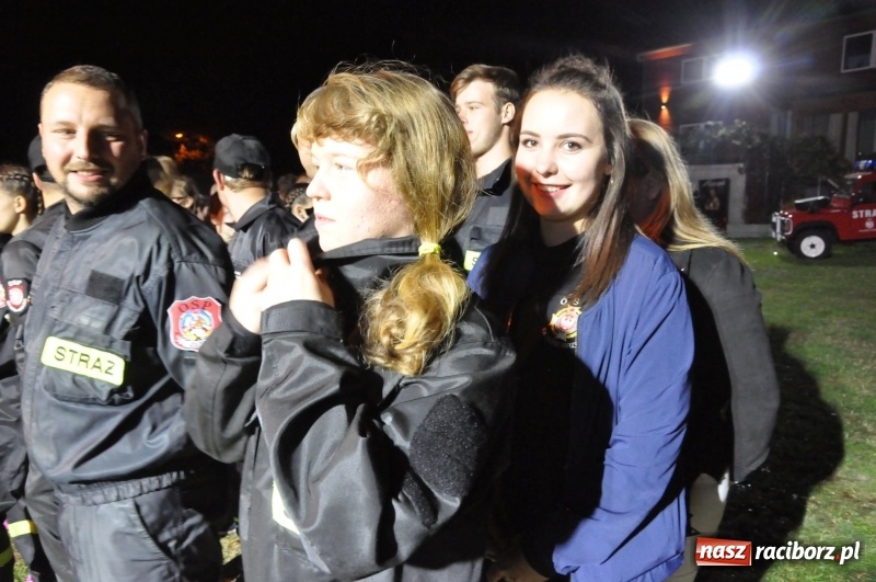 Zdjęcie w galerii na portalu naszraciborz.pl: Strażacki mercedes z silnikiem BMW na nocnych zawodach w Brzeziu  wiadomości z regionu