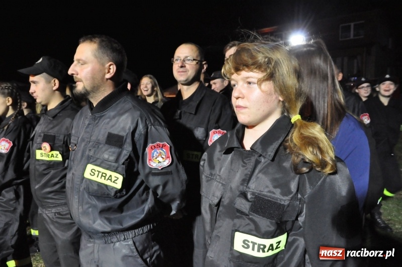 Zdjęcie w galerii na portalu naszraciborz.pl: Strażacki mercedes z silnikiem BMW na nocnych zawodach w Brzeziu  wiadomości z regionu
