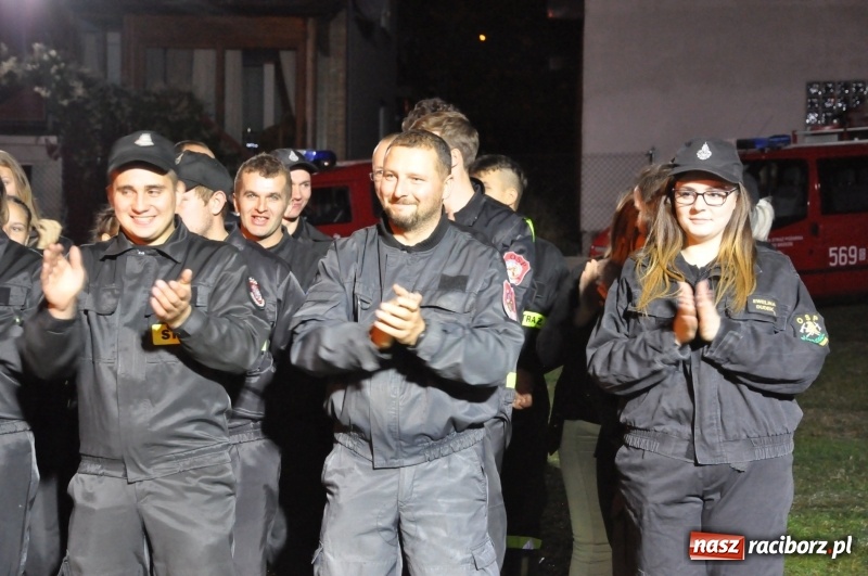 Zdjęcie w galerii na portalu naszraciborz.pl: Strażacki mercedes z silnikiem BMW na nocnych zawodach w Brzeziu  wiadomości z regionu