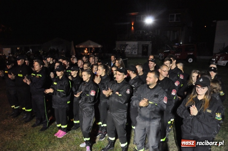 Zdjęcie w galerii na portalu naszraciborz.pl: Strażacki mercedes z silnikiem BMW na nocnych zawodach w Brzeziu  wiadomości z regionu