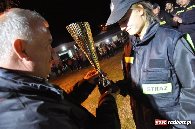 Zdjęcie w galerii na portalu naszraciborz.pl: Strażacki mercedes z silnikiem BMW na nocnych zawodach w Brzeziu  wiadomości z regionu
