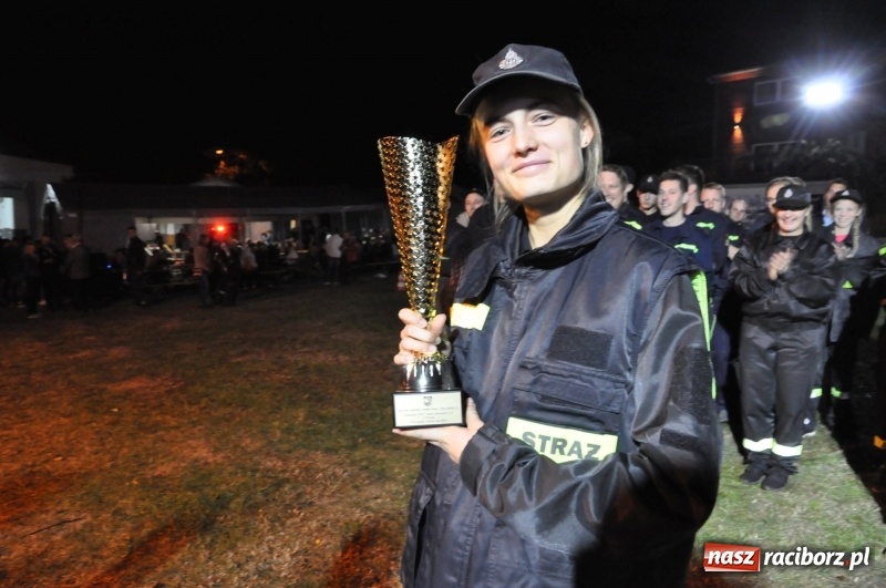 Zdjęcie w galerii na portalu naszraciborz.pl: Strażacki mercedes z silnikiem BMW na nocnych zawodach w Brzeziu  wiadomości z regionu