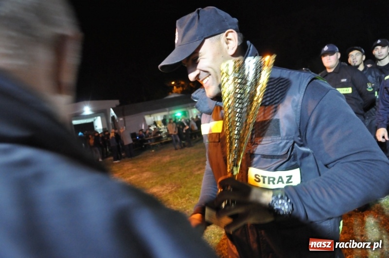 Zdjęcie w galerii na portalu naszraciborz.pl: Strażacki mercedes z silnikiem BMW na nocnych zawodach w Brzeziu  wiadomości z regionu