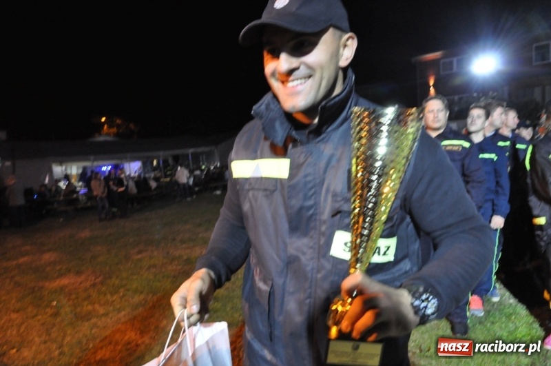 Zdjęcie w galerii na portalu naszraciborz.pl: Strażacki mercedes z silnikiem BMW na nocnych zawodach w Brzeziu  wiadomości z regionu