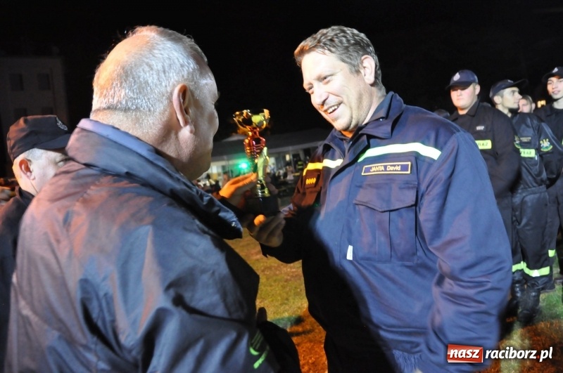 Zdjęcie w galerii na portalu naszraciborz.pl: Strażacki mercedes z silnikiem BMW na nocnych zawodach w Brzeziu  wiadomości z regionu