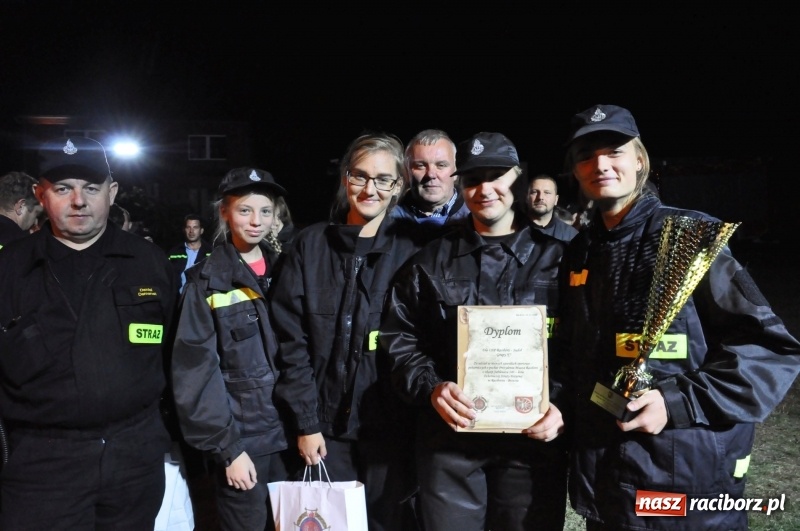 Zdjęcie w galerii na portalu naszraciborz.pl: Strażacki mercedes z silnikiem BMW na nocnych zawodach w Brzeziu  wiadomości z regionu