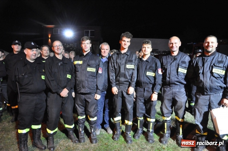 Zdjęcie w galerii na portalu naszraciborz.pl: Strażacki mercedes z silnikiem BMW na nocnych zawodach w Brzeziu  wiadomości z regionu