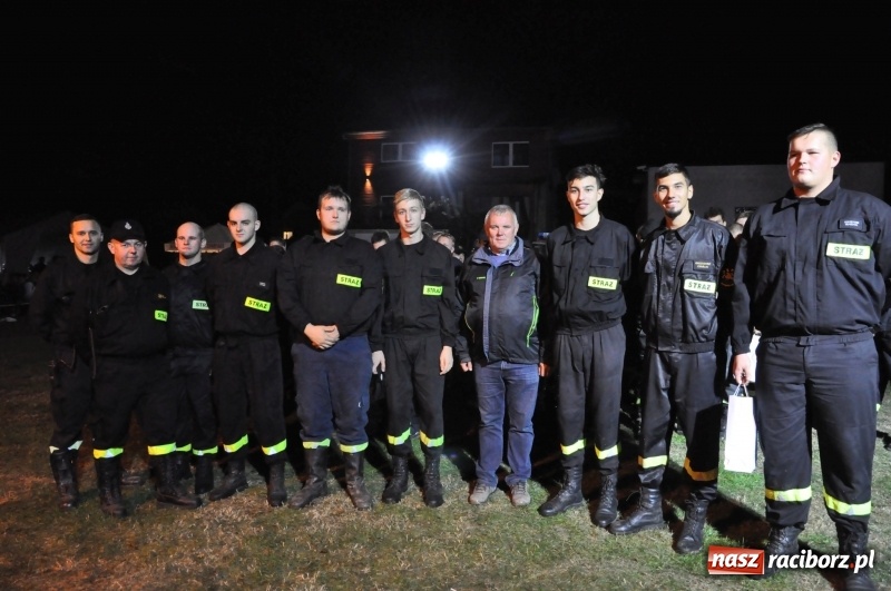 Zdjęcie w galerii na portalu naszraciborz.pl: Strażacki mercedes z silnikiem BMW na nocnych zawodach w Brzeziu  wiadomości z regionu