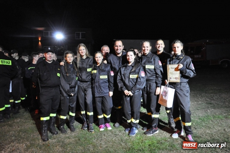 Zdjęcie w galerii na portalu naszraciborz.pl: Strażacki mercedes z silnikiem BMW na nocnych zawodach w Brzeziu  wiadomości z regionu