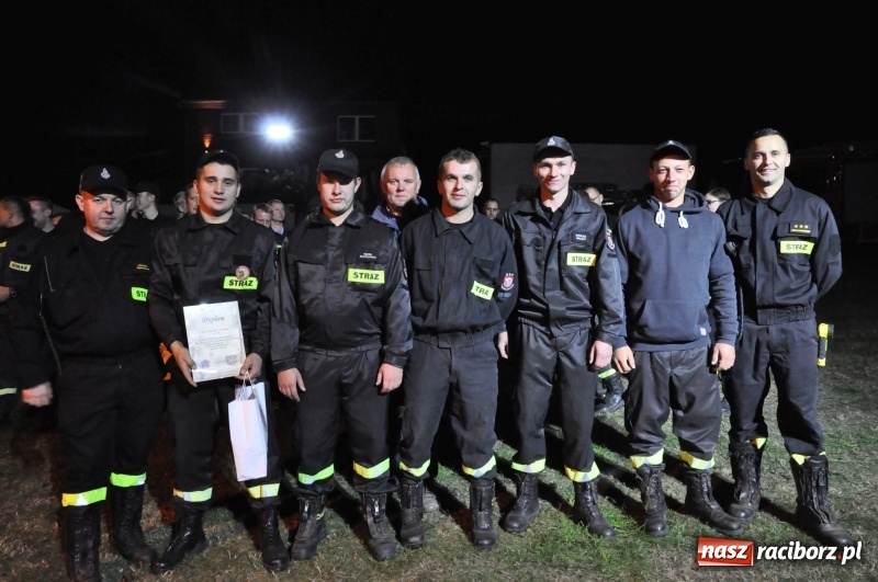 Zdjęcie w galerii na portalu naszraciborz.pl: Strażacki mercedes z silnikiem BMW na nocnych zawodach w Brzeziu  wiadomości z regionu