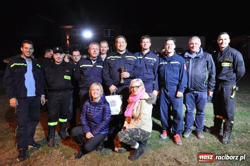 Zdjęcie w galerii na portalu naszraciborz.pl: Strażacki mercedes z silnikiem BMW na nocnych zawodach w Brzeziu  wiadomości z regionu