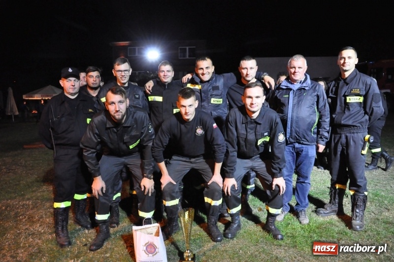 Zdjęcie w galerii na portalu naszraciborz.pl: Strażacki mercedes z silnikiem BMW na nocnych zawodach w Brzeziu  wiadomości z regionu