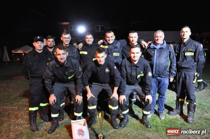 Zdjęcie w galerii na portalu naszraciborz.pl: Strażacki mercedes z silnikiem BMW na nocnych zawodach w Brzeziu  wiadomości z regionu