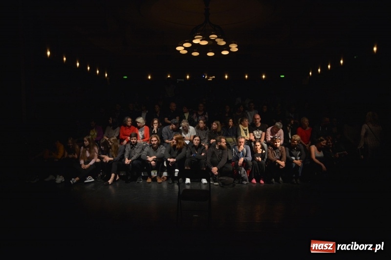 Zdjęcie w galerii na portalu naszraciborz.pl: Raport Panika. Arti Grabowski w Raciborzu wiadomości z regionu