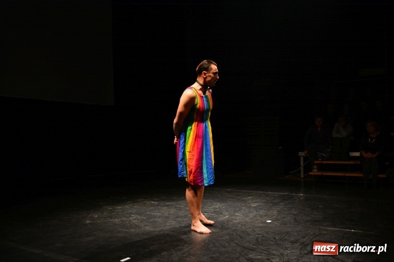 Zdjęcie w galerii na portalu naszraciborz.pl: Raport Panika. Arti Grabowski w Raciborzu wiadomości z regionu