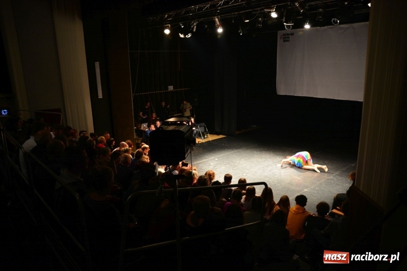 Zdjęcie w galerii na portalu naszraciborz.pl: Raport Panika. Arti Grabowski w Raciborzu wiadomości z regionu