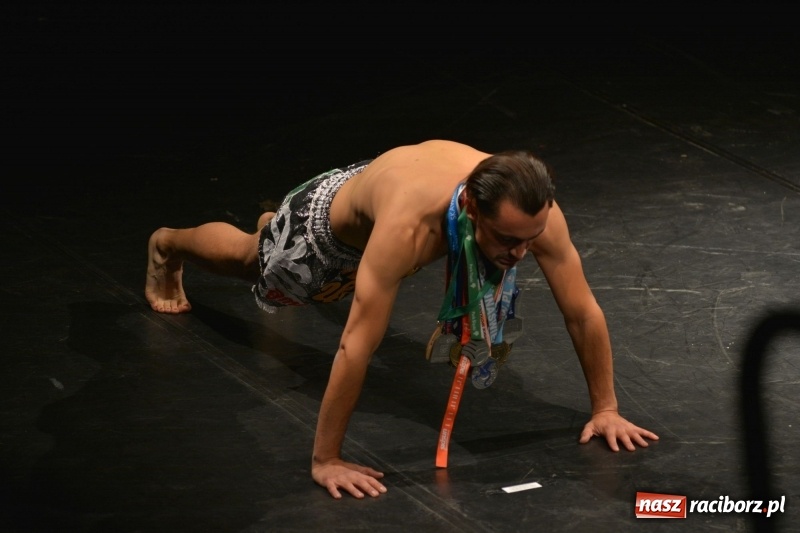 Zdjęcie w galerii na portalu naszraciborz.pl: Raport Panika. Arti Grabowski w Raciborzu wiadomości z regionu