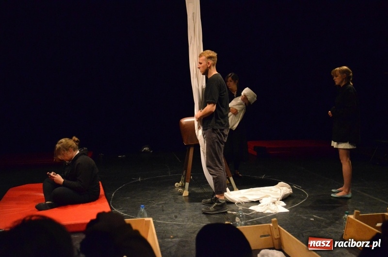 Zdjęcie w galerii na portalu naszraciborz.pl: Czy jest sposób by go przerwać? Zatrzymać Obrotówkę na deskach RCK wiadomości z regionu