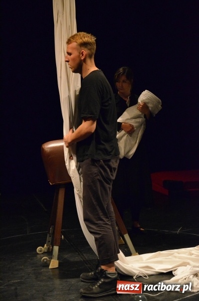 Zdjęcie w galerii na portalu naszraciborz.pl: Czy jest sposób by go przerwać? Zatrzymać Obrotówkę na deskach RCK wiadomości z regionu