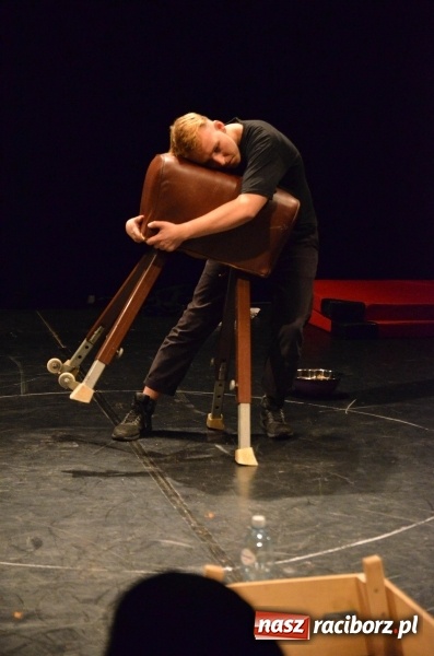 Zdjęcie w galerii na portalu naszraciborz.pl: Czy jest sposób by go przerwać? Zatrzymać Obrotówkę na deskach RCK wiadomości z regionu