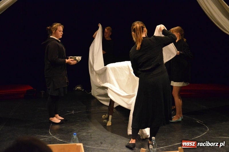 Zdjęcie w galerii na portalu naszraciborz.pl: Czy jest sposób by go przerwać? Zatrzymać Obrotówkę na deskach RCK wiadomości z regionu