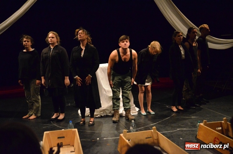 Zdjęcie w galerii na portalu naszraciborz.pl: Czy jest sposób by go przerwać? Zatrzymać Obrotówkę na deskach RCK wiadomości z regionu