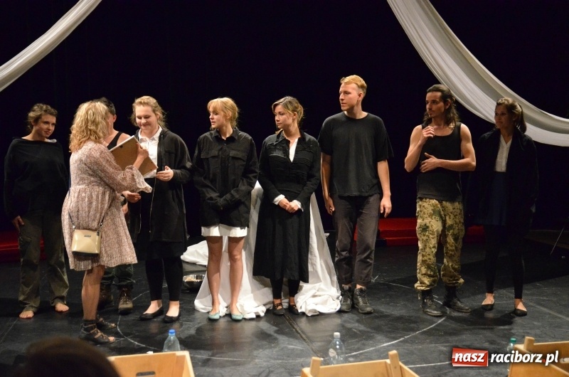 Zdjęcie w galerii na portalu naszraciborz.pl: Czy jest sposób by go przerwać? Zatrzymać Obrotówkę na deskach RCK wiadomości z regionu