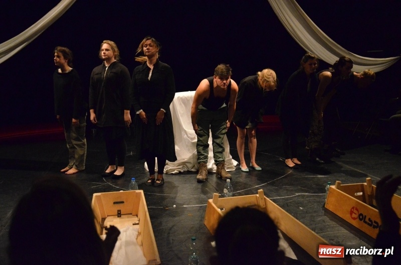 Zdjęcie w galerii na portalu naszraciborz.pl: Czy jest sposób by go przerwać? Zatrzymać Obrotówkę na deskach RCK wiadomości z regionu