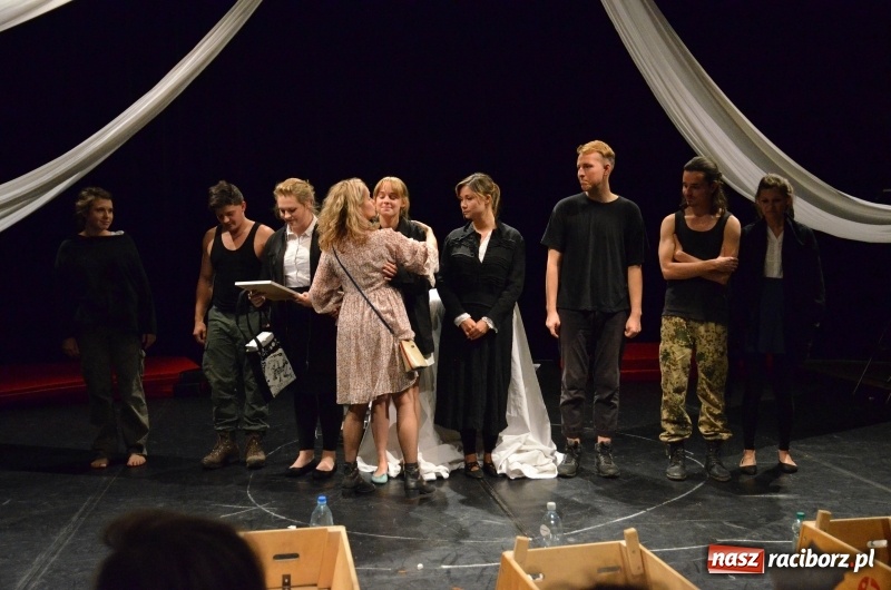 Zdjęcie w galerii na portalu naszraciborz.pl: Czy jest sposób by go przerwać? Zatrzymać Obrotówkę na deskach RCK wiadomości z regionu