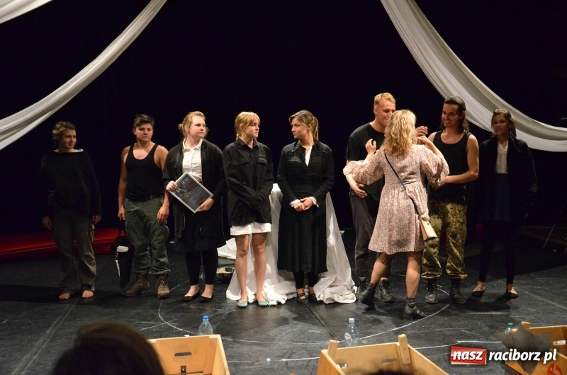 Zdjęcie w galerii na portalu naszraciborz.pl: Czy jest sposób by go przerwać? Zatrzymać Obrotówkę na deskach RCK wiadomości z regionu