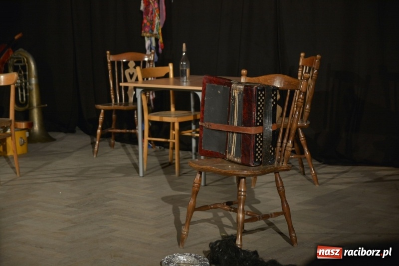 Zdjęcie w galerii na portalu naszraciborz.pl: Tęczowa teatralną sceną. Pokazano Zabawę Mrożka wiadomości z regionu