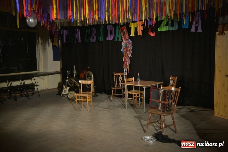 Zdjęcie w galerii na portalu naszraciborz.pl: Tęczowa teatralną sceną. Pokazano Zabawę Mrożka wiadomości z regionu