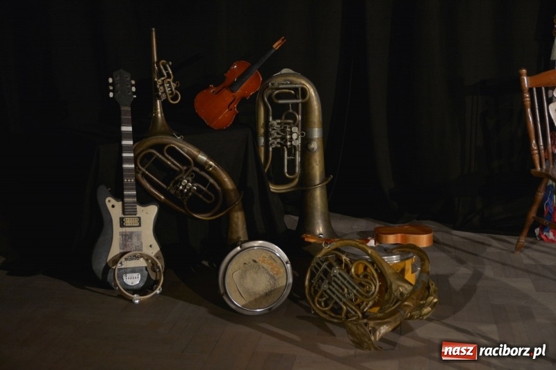 Zdjęcie w galerii na portalu naszraciborz.pl: Tęczowa teatralną sceną. Pokazano Zabawę Mrożka wiadomości z regionu