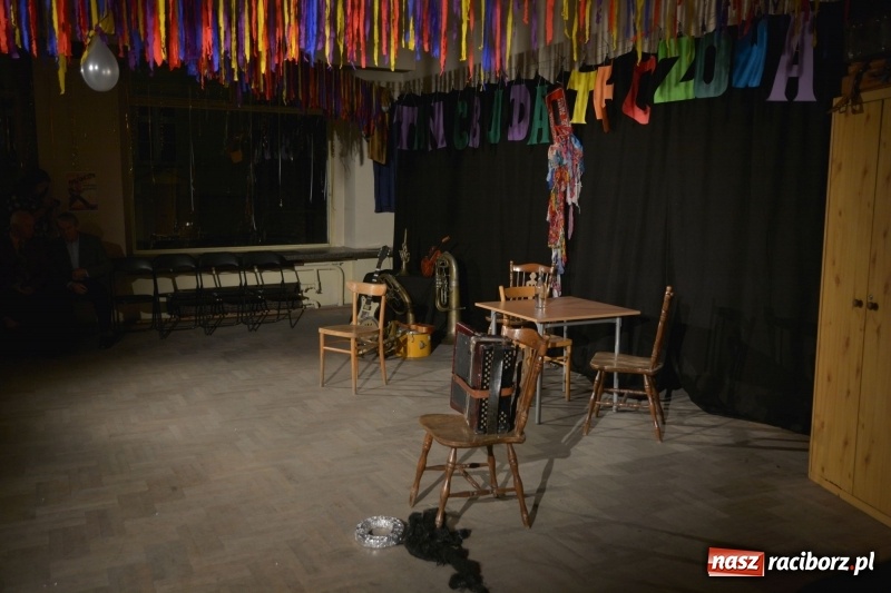 Zdjęcie w galerii na portalu naszraciborz.pl: Tęczowa teatralną sceną. Pokazano Zabawę Mrożka wiadomości z regionu