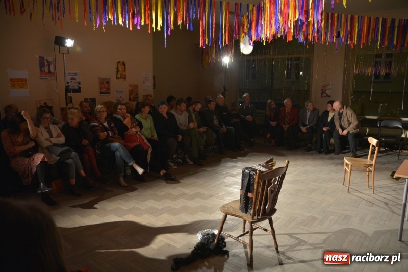 Zdjęcie w galerii na portalu naszraciborz.pl: Tęczowa teatralną sceną. Pokazano Zabawę Mrożka wiadomości z regionu