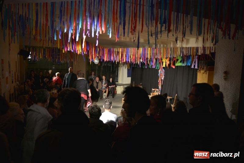 Zdjęcie w galerii na portalu naszraciborz.pl: Tęczowa teatralną sceną. Pokazano Zabawę Mrożka wiadomości z regionu