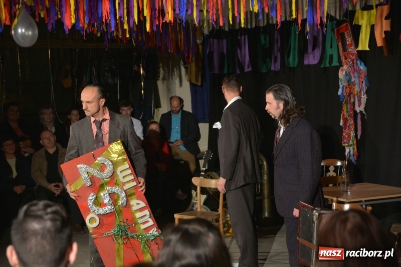 Zdjęcie w galerii na portalu naszraciborz.pl: Tęczowa teatralną sceną. Pokazano Zabawę Mrożka wiadomości z regionu