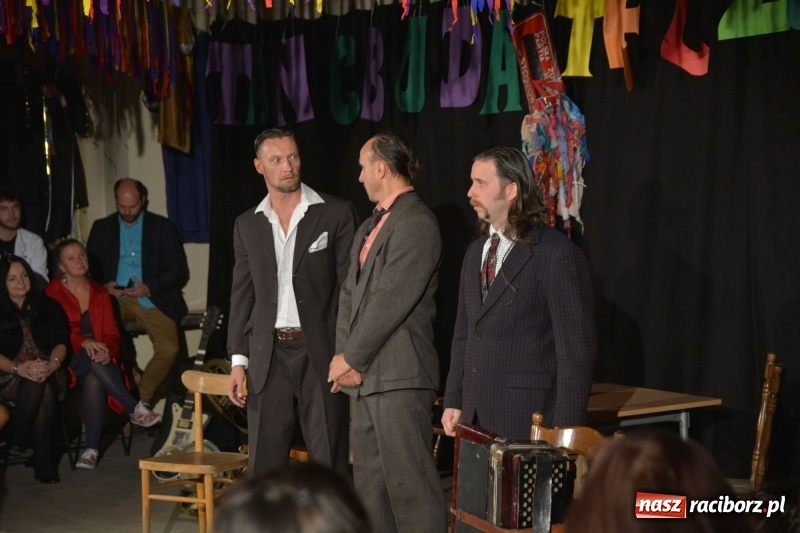 Zdjęcie w galerii na portalu naszraciborz.pl: Tęczowa teatralną sceną. Pokazano Zabawę Mrożka wiadomości z regionu