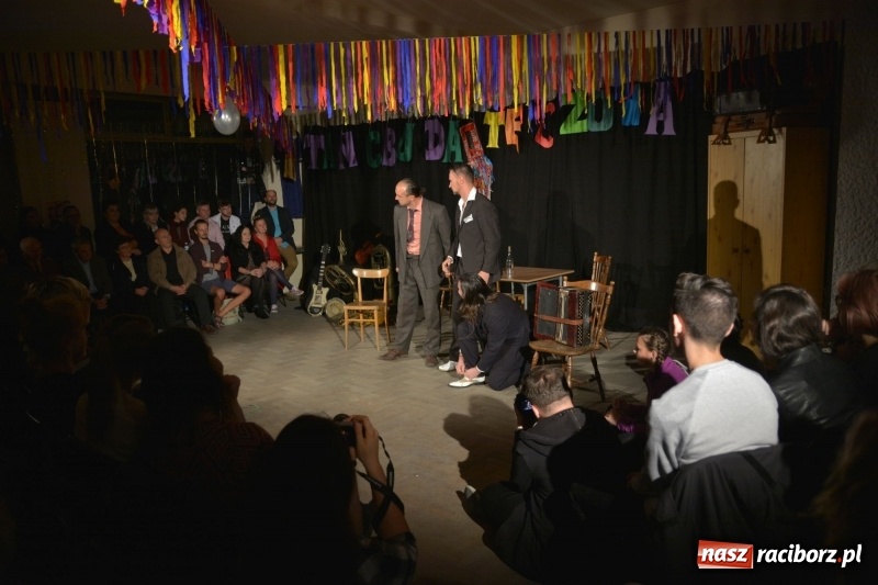 Zdjęcie w galerii na portalu naszraciborz.pl: Tęczowa teatralną sceną. Pokazano Zabawę Mrożka wiadomości z regionu