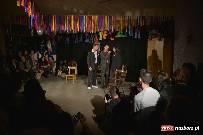 Zdjęcie w galerii na portalu naszraciborz.pl: Tęczowa teatralną sceną. Pokazano Zabawę Mrożka wiadomości z regionu