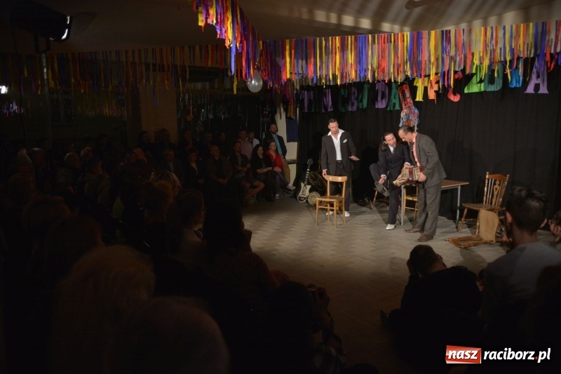 Zdjęcie w galerii na portalu naszraciborz.pl: Tęczowa teatralną sceną. Pokazano Zabawę Mrożka wiadomości z regionu