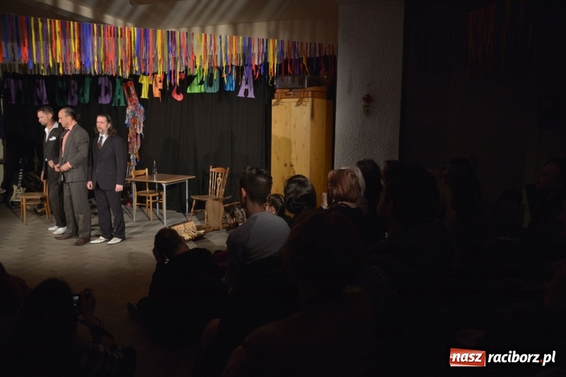 Zdjęcie w galerii na portalu naszraciborz.pl: Tęczowa teatralną sceną. Pokazano Zabawę Mrożka wiadomości z regionu