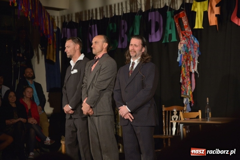 Zdjęcie w galerii na portalu naszraciborz.pl: Tęczowa teatralną sceną. Pokazano Zabawę Mrożka wiadomości z regionu