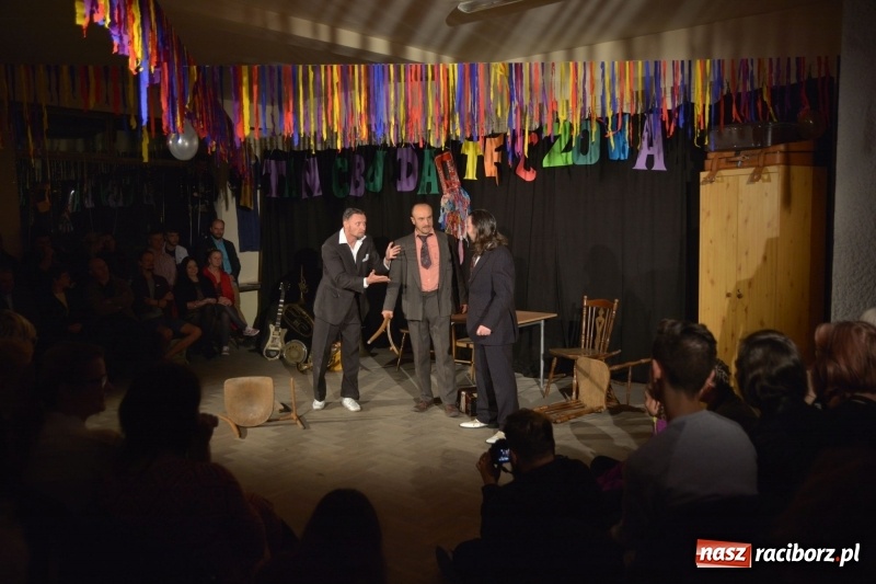 Zdjęcie w galerii na portalu naszraciborz.pl: Tęczowa teatralną sceną. Pokazano Zabawę Mrożka wiadomości z regionu