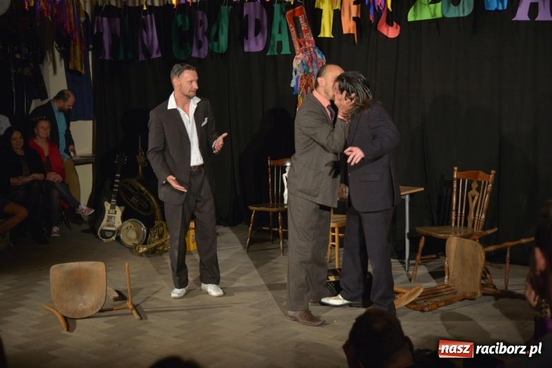 Zdjęcie w galerii na portalu naszraciborz.pl: Tęczowa teatralną sceną. Pokazano Zabawę Mrożka wiadomości z regionu