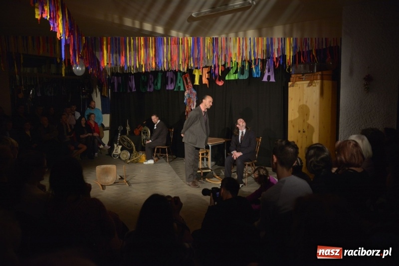 Zdjęcie w galerii na portalu naszraciborz.pl: Tęczowa teatralną sceną. Pokazano Zabawę Mrożka wiadomości z regionu