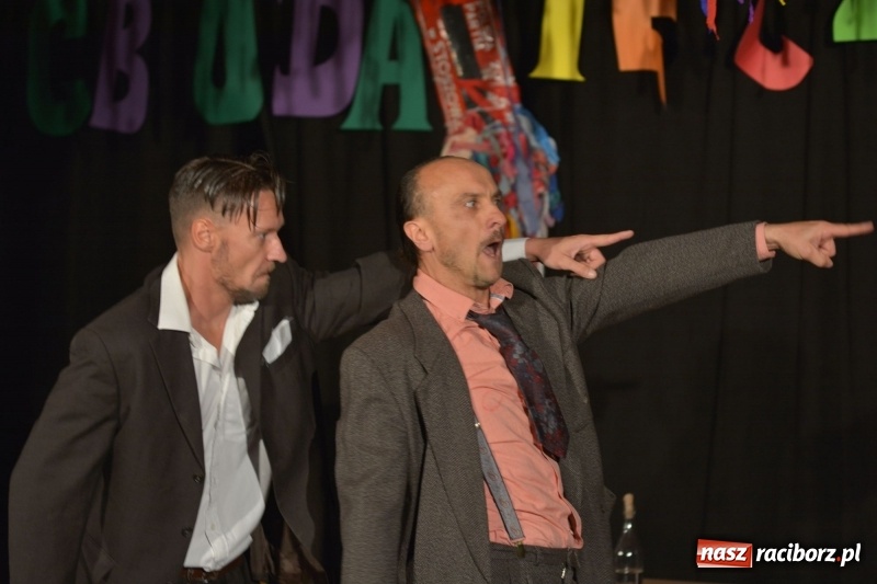 Zdjęcie w galerii na portalu naszraciborz.pl: Tęczowa teatralną sceną. Pokazano Zabawę Mrożka wiadomości z regionu